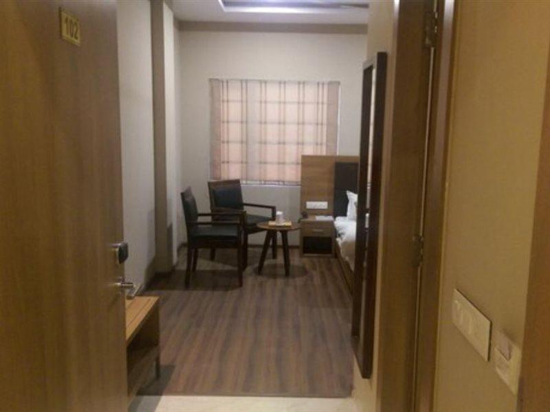 The Premier Hotel Kota  Bagian luar foto