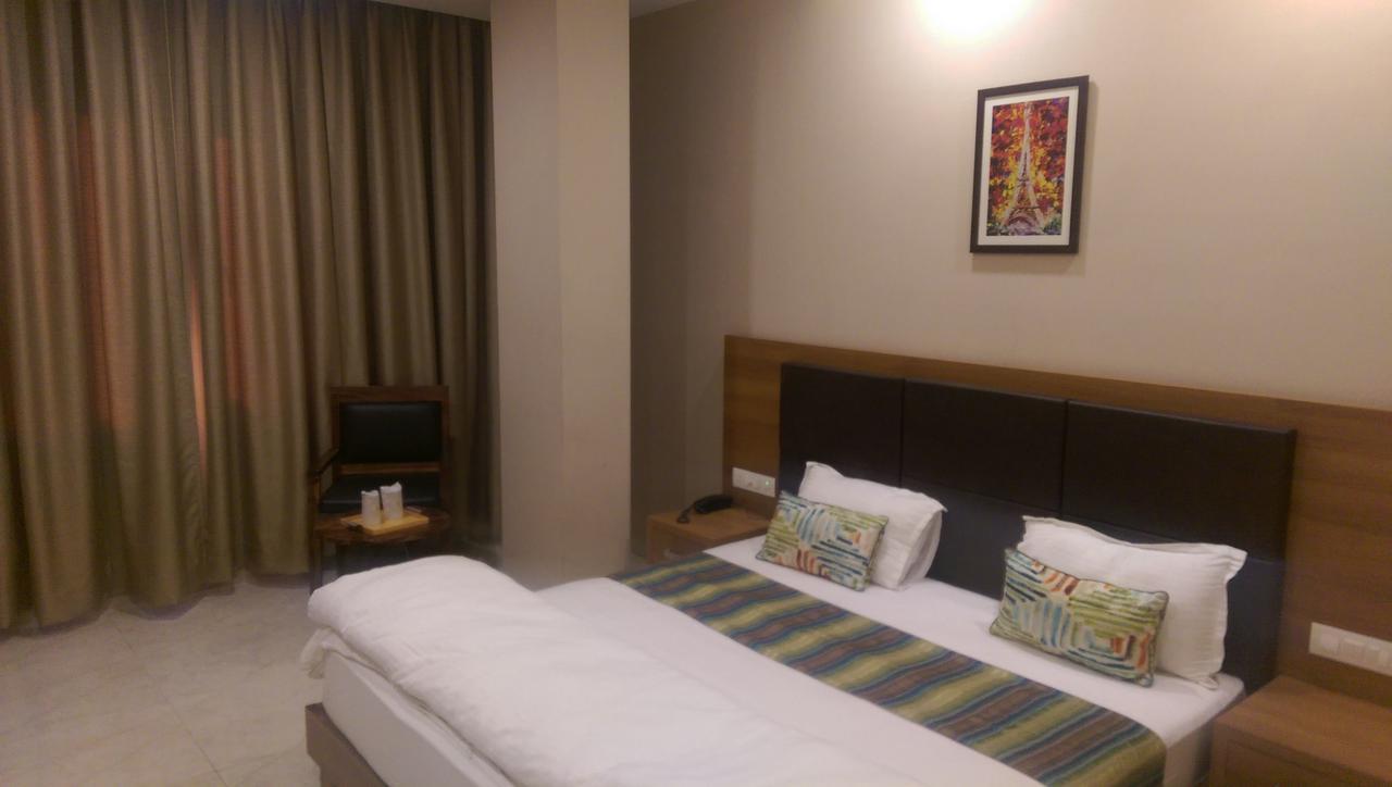 The Premier Hotel Kota  Bagian luar foto